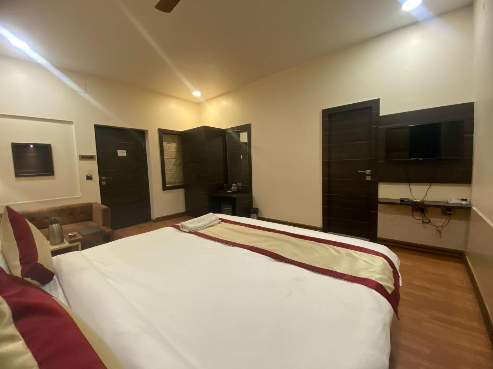 Hotel New Grand Deoghar Bagian luar foto